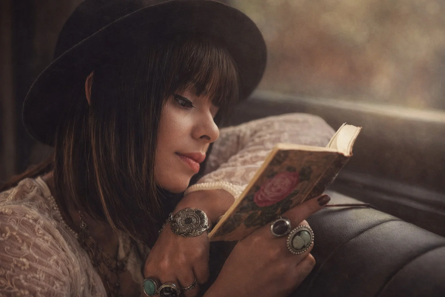 Moderno à Moda Antiga: A força da fé em tempos líquidos através da voz poética de Marcela Taís